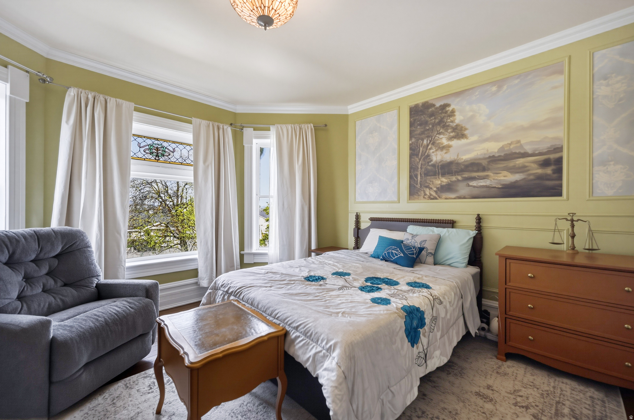 Main image without alt text