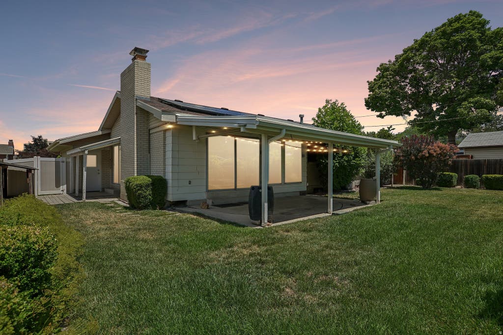 Photo of 1134 E MANOR CIR, Salt Lake City, UT 84124 (MLS # 2169170)