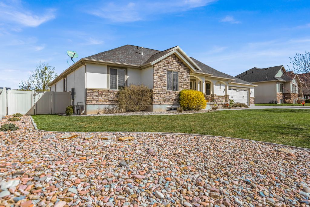 Photo of 639 E 590 N, Smithfield, UT 84335 (MLS # 2146421)