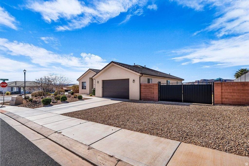 Photo of 559 N SARAH LN, Hurricane, UT 84737 (MLS # 2142042)