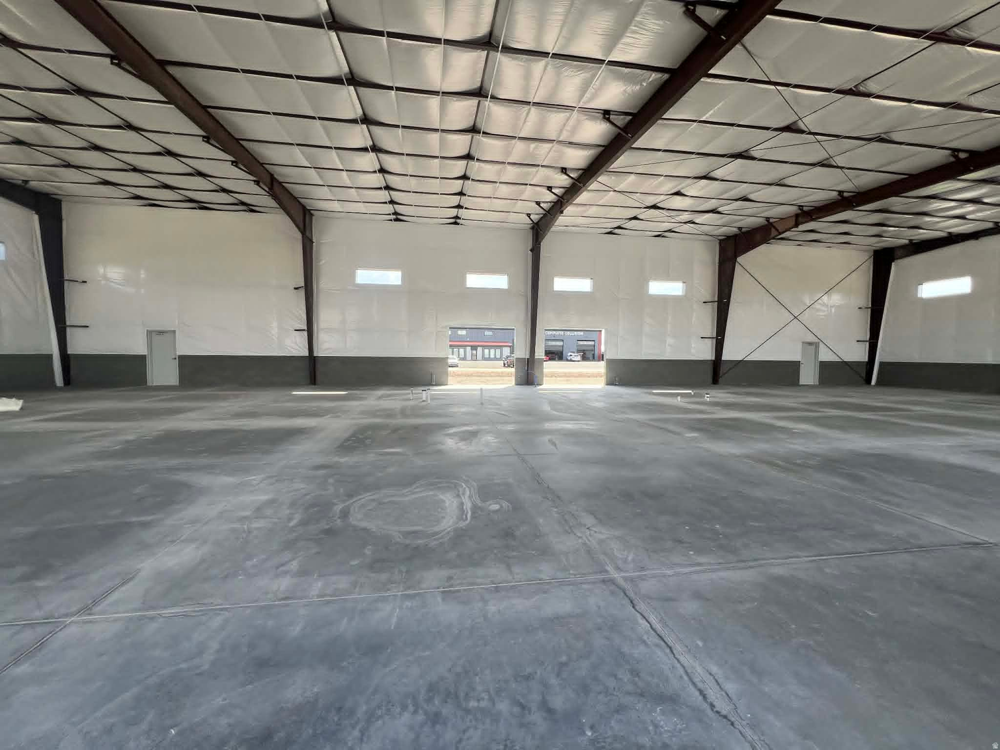 ELWOOD CROSSING - Commercial Lease