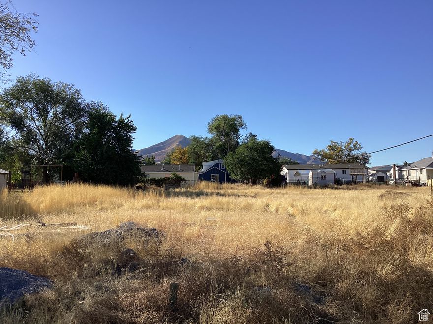 Large lot available in a quiet neighborhood in Tooele. Fully improved lot. A legal subdivision, (Hunter-Minor Subdivision). This lot has full city approval to build a house. The lot has all utilities. You do not have to buy a water share; the only thing you need to buy is the building permit.