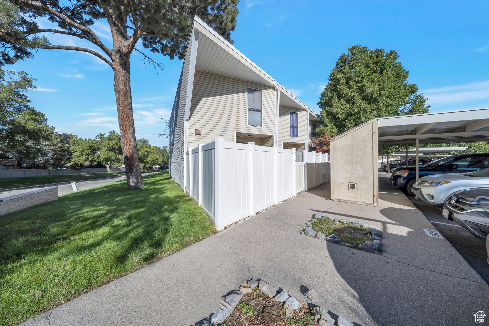 Bring a little elbow grease, add some new carpet and paint and you have yourself some instant equity. This is an amazing end unit at an amazing price. New bathroom vanities, spacious rooms. Private front patio area and a large back deck. Convenient location. Close to I-15 and shopping.