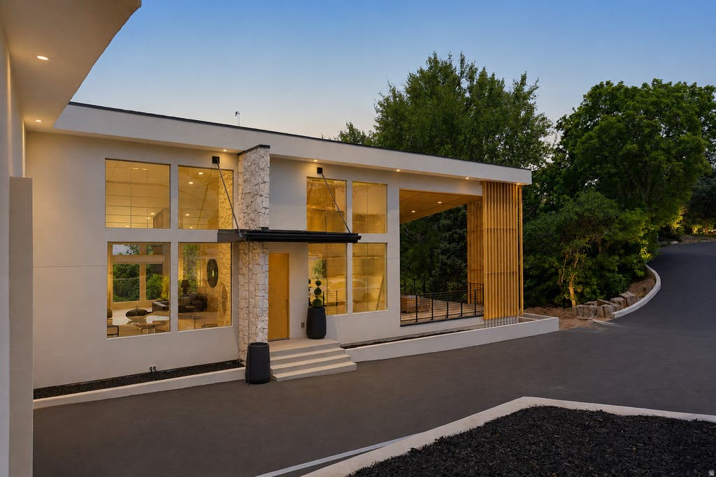 Photo of 2662 E COMANCHE DR, Salt Lake City, UT 84108 (MLS # 2179450)
