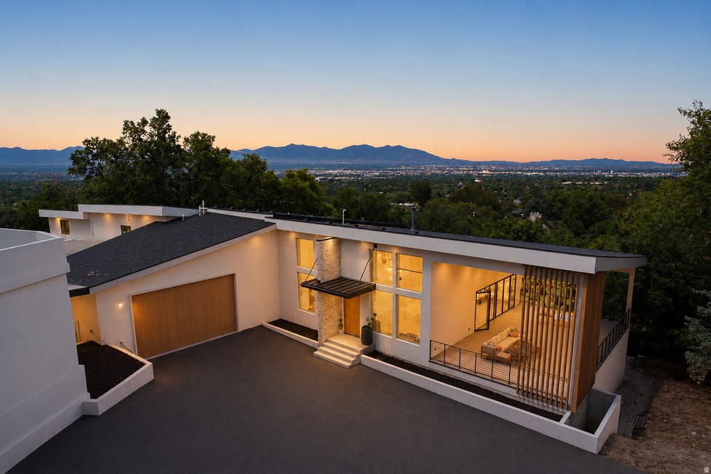 Photo of 2662 E COMANCHE DR, Salt Lake City, UT 84108 (MLS # 2179450)