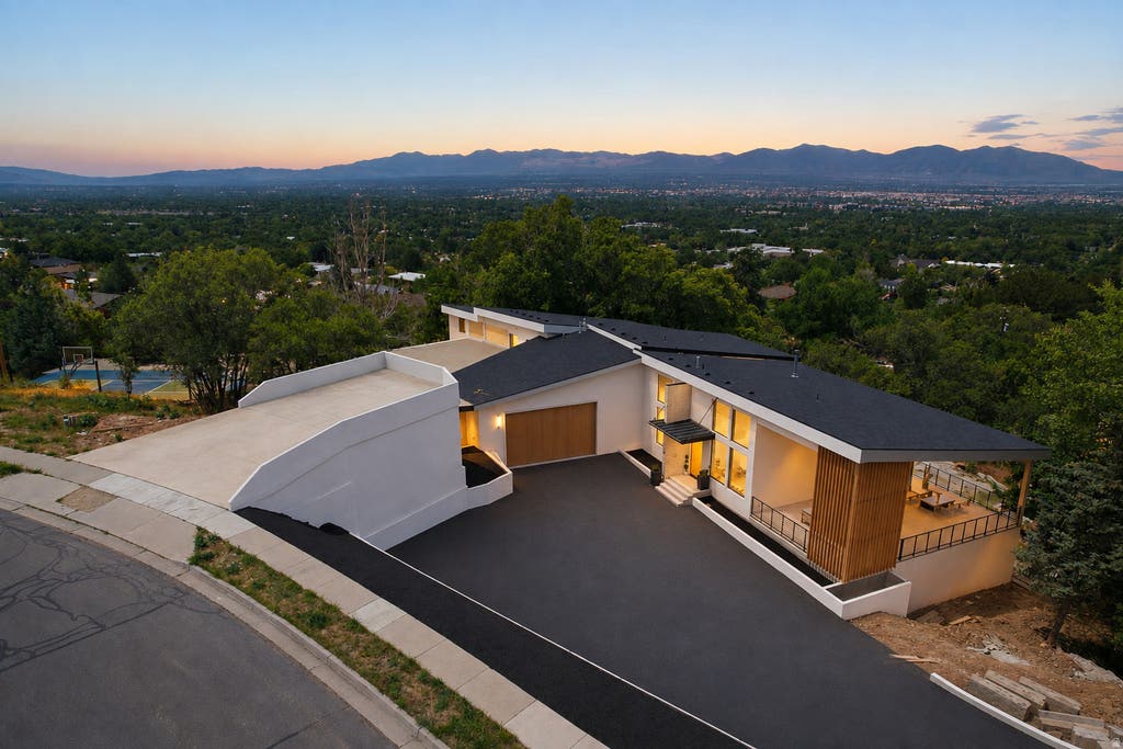 Photo of 2662 E COMANCHE DR, Salt Lake City, UT 84108 (MLS # 2179450)