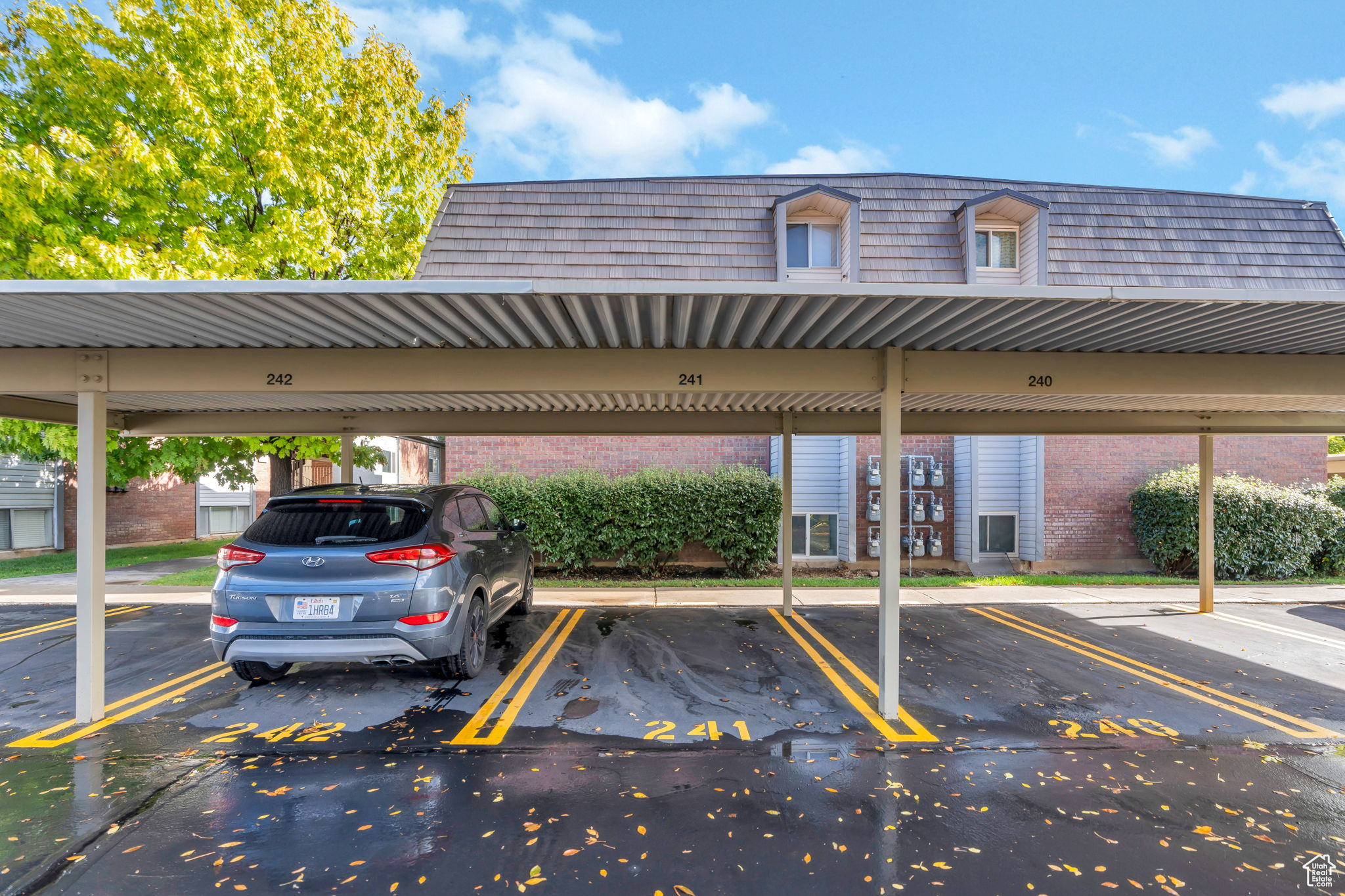 WILLOWBROOK HILL CON - Residential