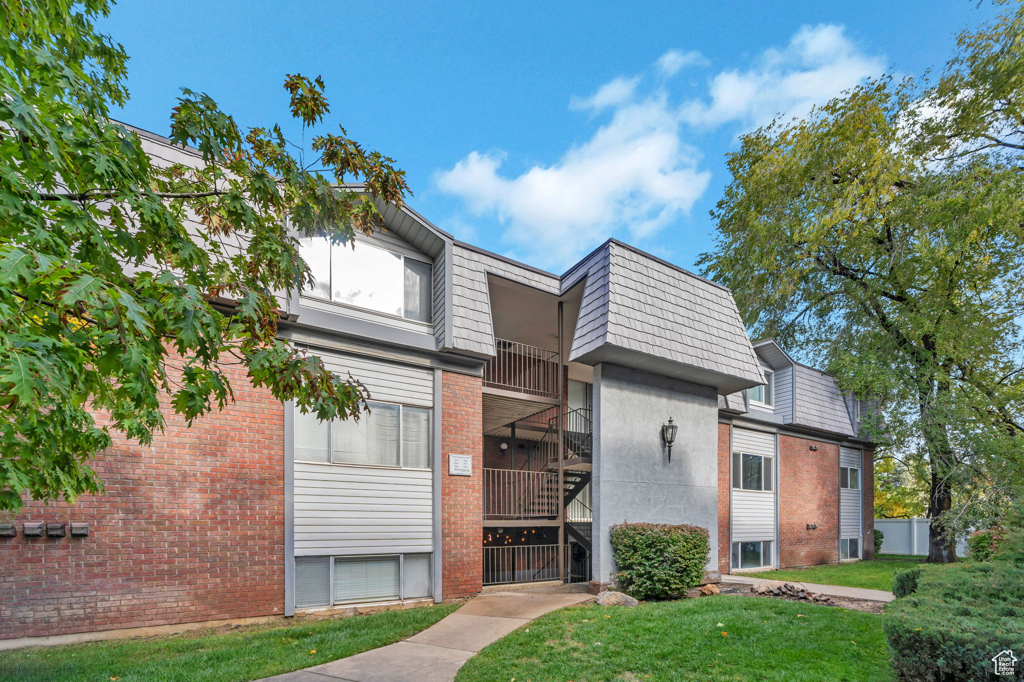 WILLOWBROOK HILL CON - Residential