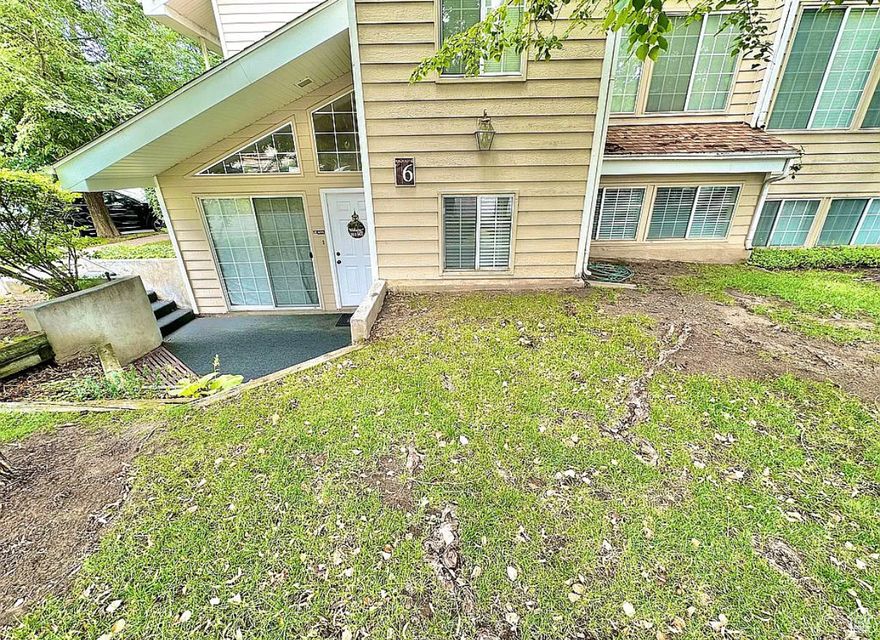 This main living condo is in the heart of Bountiful. Just steps away from the library and shopping and minutes to downtown SLC or airport. Cozy 2  bedroom 2 bath with vaulted ceiling in the front room.  Square footage figures are provided as a courtesy estimate only and were obtained from previous listing .  Buyer is advised to obtain an independent measurement.  Seller is owner/agent