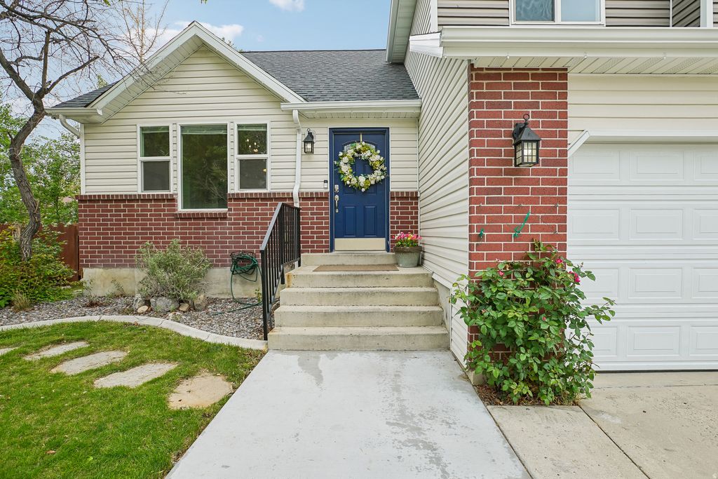 Photo of 10083 S QUEENS FERRY DR. DR W, South Jordan, UT 84009 (MLS # 2156193)