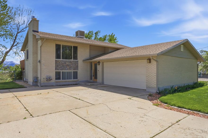 Well kept home, sits on 1/2 acre lot. fully fenced, Barn is 30ft x 40ft, with 2 - 9 ft  roll up doors, one has an opener, wired for 220, ample RV parking. 3 bedrooms, 1 3/4 baths, walk out basement, family room has gas log, Main floor living room has pellet stove, granite countertops in kitchen, lots of cabinets, sliding door to the deck with a great view of the mountains., Listing agent related to seller