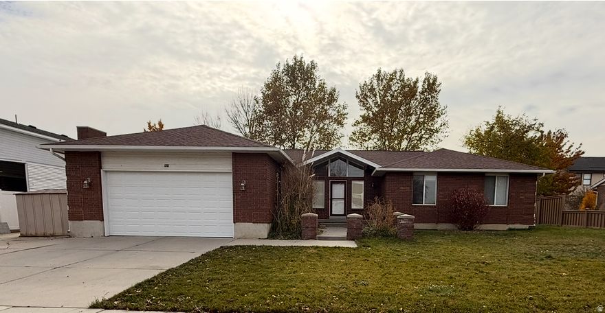 *NEW PRICE* Don't miss out! This home is priced to sell and will go quickly! Open House 12/6 @11-2   Rare opportunity to own a home in a sought-after neighborhood in the heart of Murray! Minutes from the Jordan River Parkway Trail, Murray Parkway Golf Course and Willow Pond Park. Built in 1987, this home is tucked away in a cul-de-sac, has 4 bedrooms, 3 bathrooms, formal dining and a large family room with beautiful wood beams!