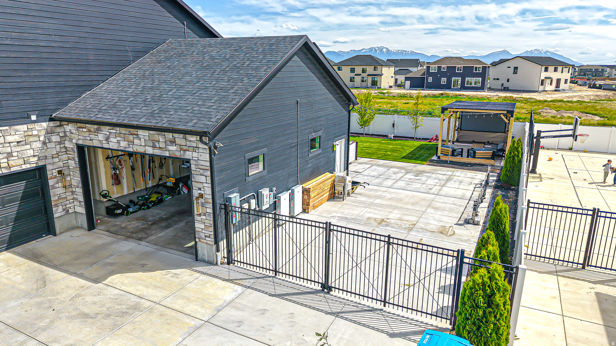 HAMPTON AT WATERS EDGE - Residential