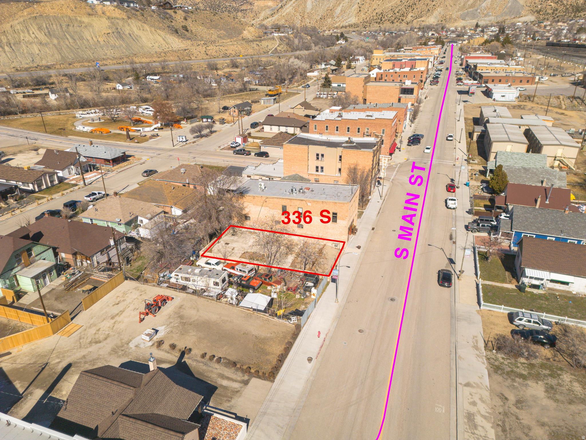 Main image without alt text