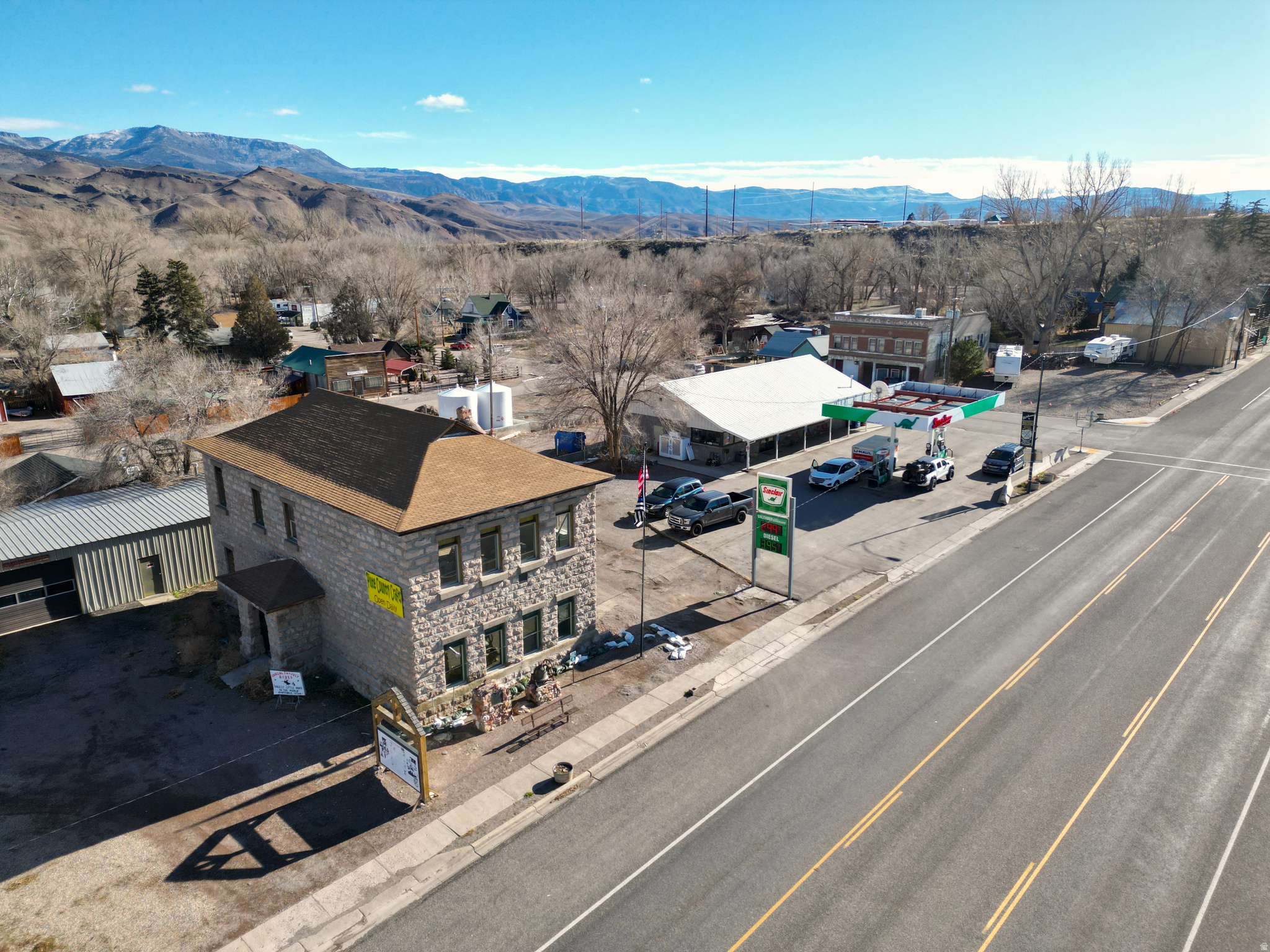 Main image without alt text