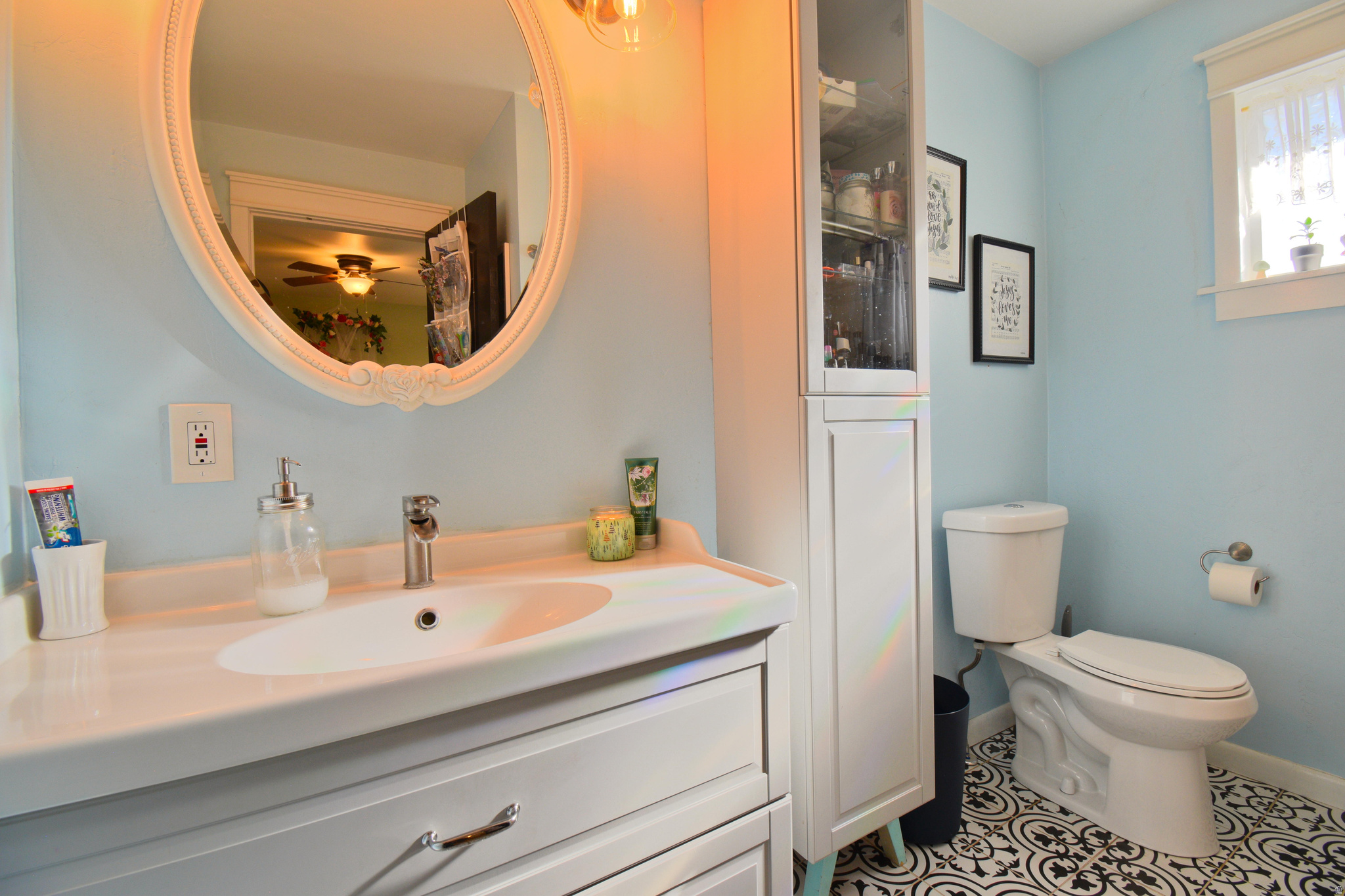 Main image without alt text