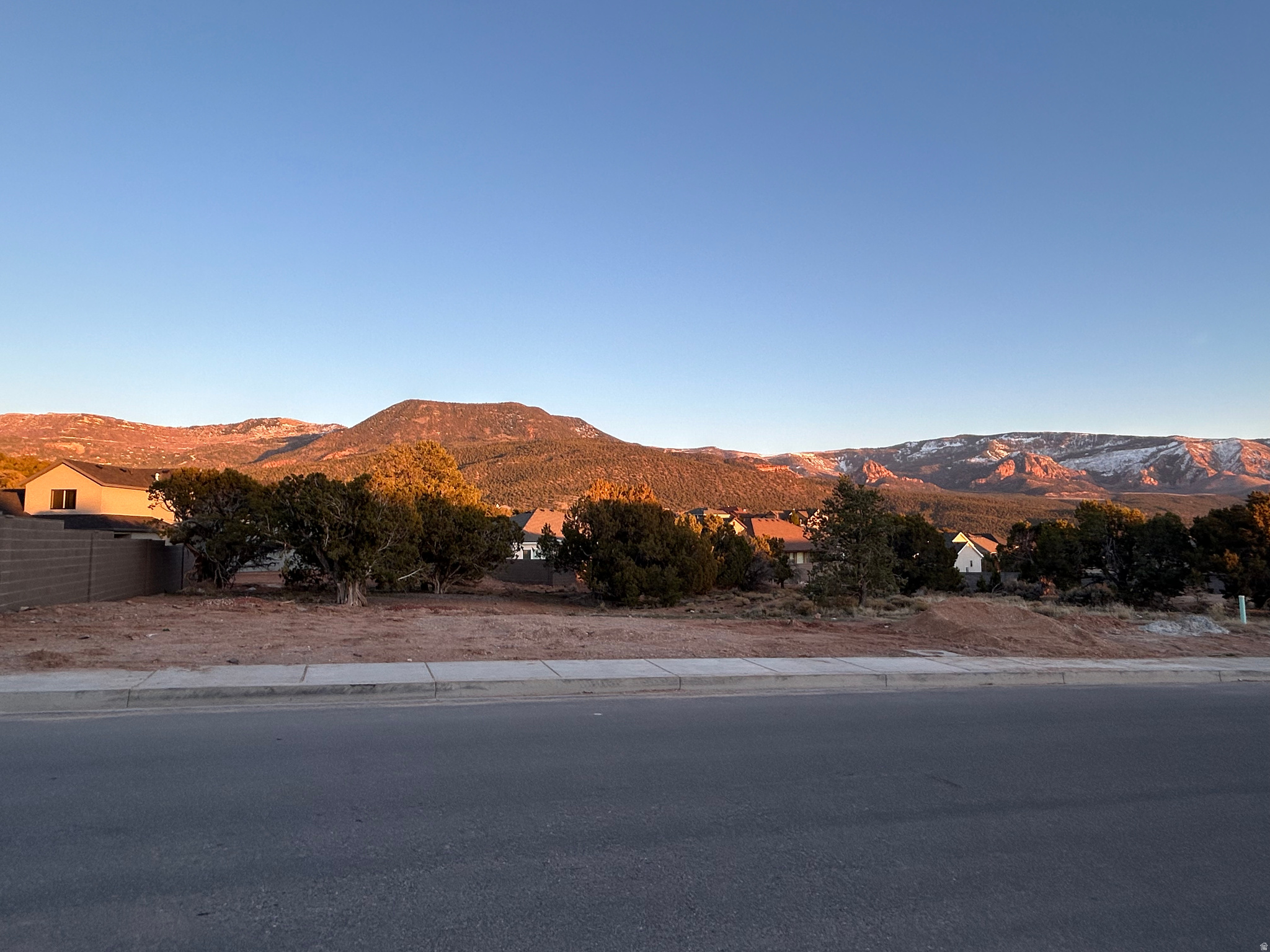 SADDLEBACK RIDGE - Land