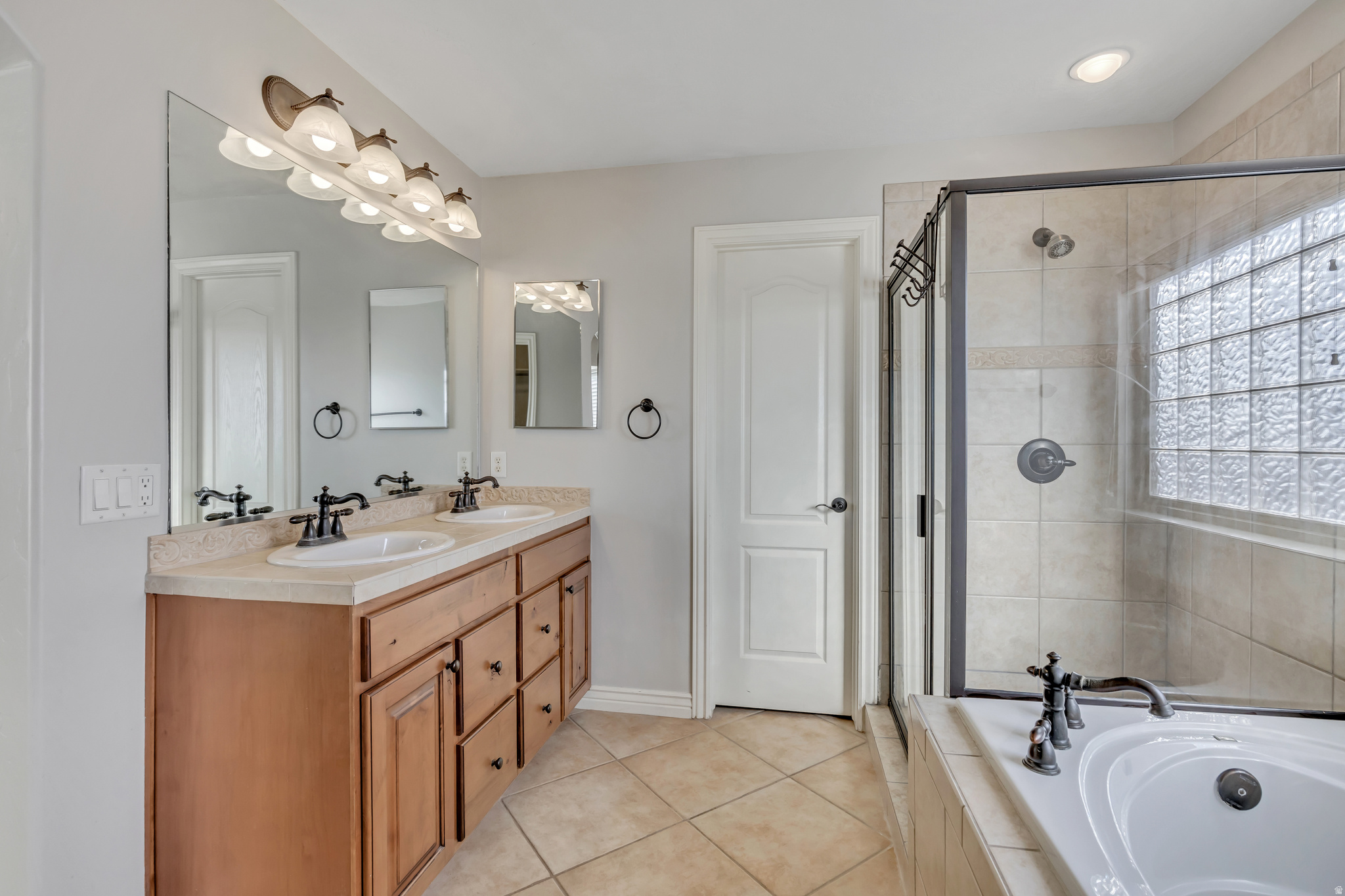 THE BENCHES - Residential