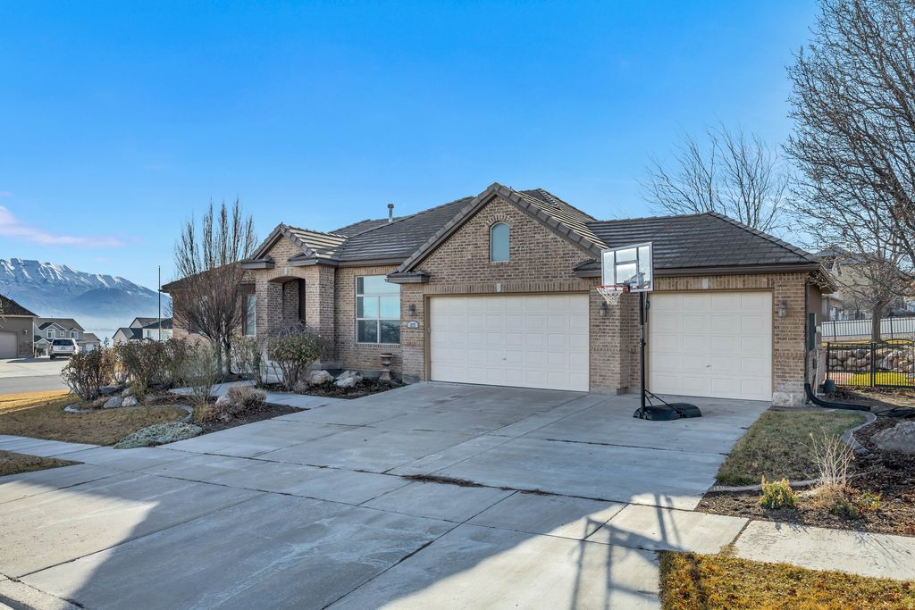 Photo of 377 W MISTY SAGE WAY, Saratoga Springs, UT 84045 (MLS # 2141681)