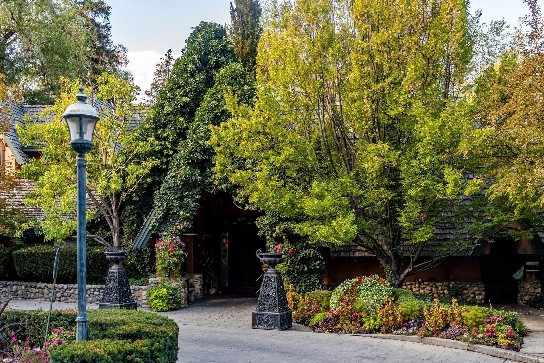 APRES CONDOMINIUMS - Residential