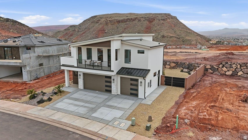 Photo of 972 E COYOTE CREST DR, Washington, UT 84780 (MLS # 2167239)