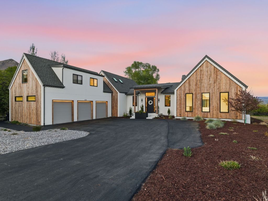 Photo of 1212 N HOMESTEAD DR, Midway, UT 84049 (MLS # 2156038)