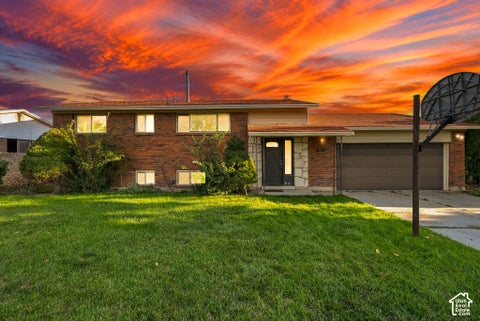 Photo of 2261 W LEDGEWOOD DR, Taylorsville, UT 84129 (MLS # 2190355)