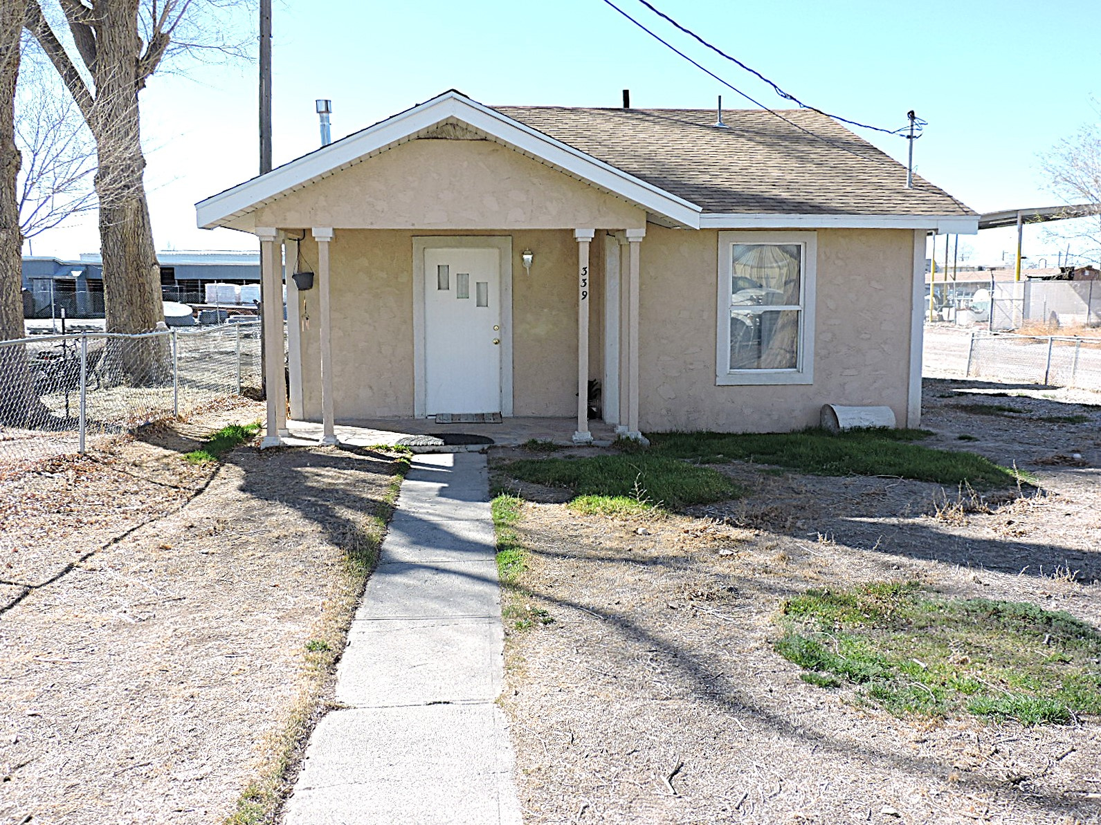 Main image without alt text