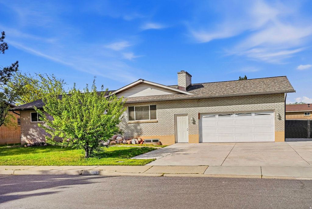 Photo of 1019 E MAPLE DR, Spanish Fork, UT 84660 (MLS # 2150993)