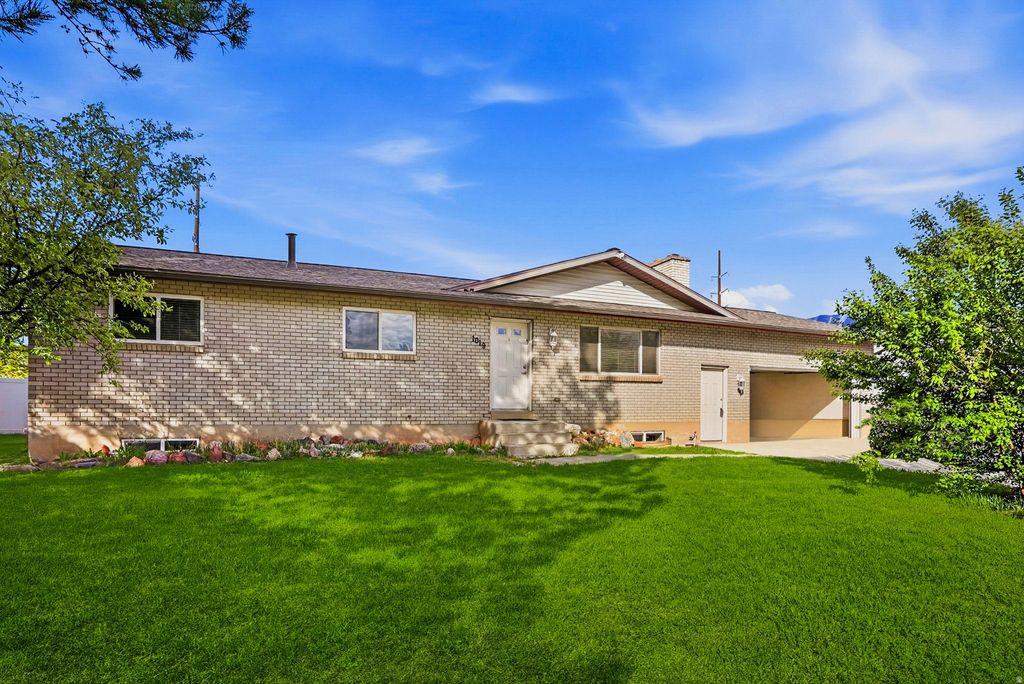 Photo of 1019 E MAPLE DR, Spanish Fork, UT 84660 (MLS # 2150993)