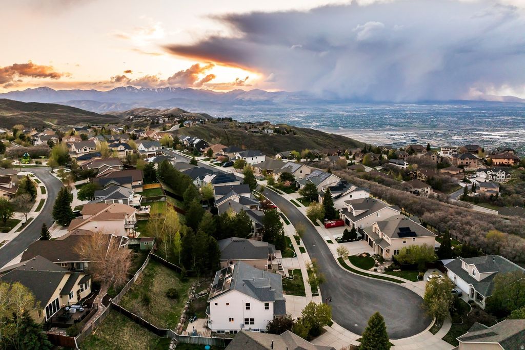 Photo of 1930 E ASPEN LEAF PL, Draper, UT 84020 (MLS # 2153183)