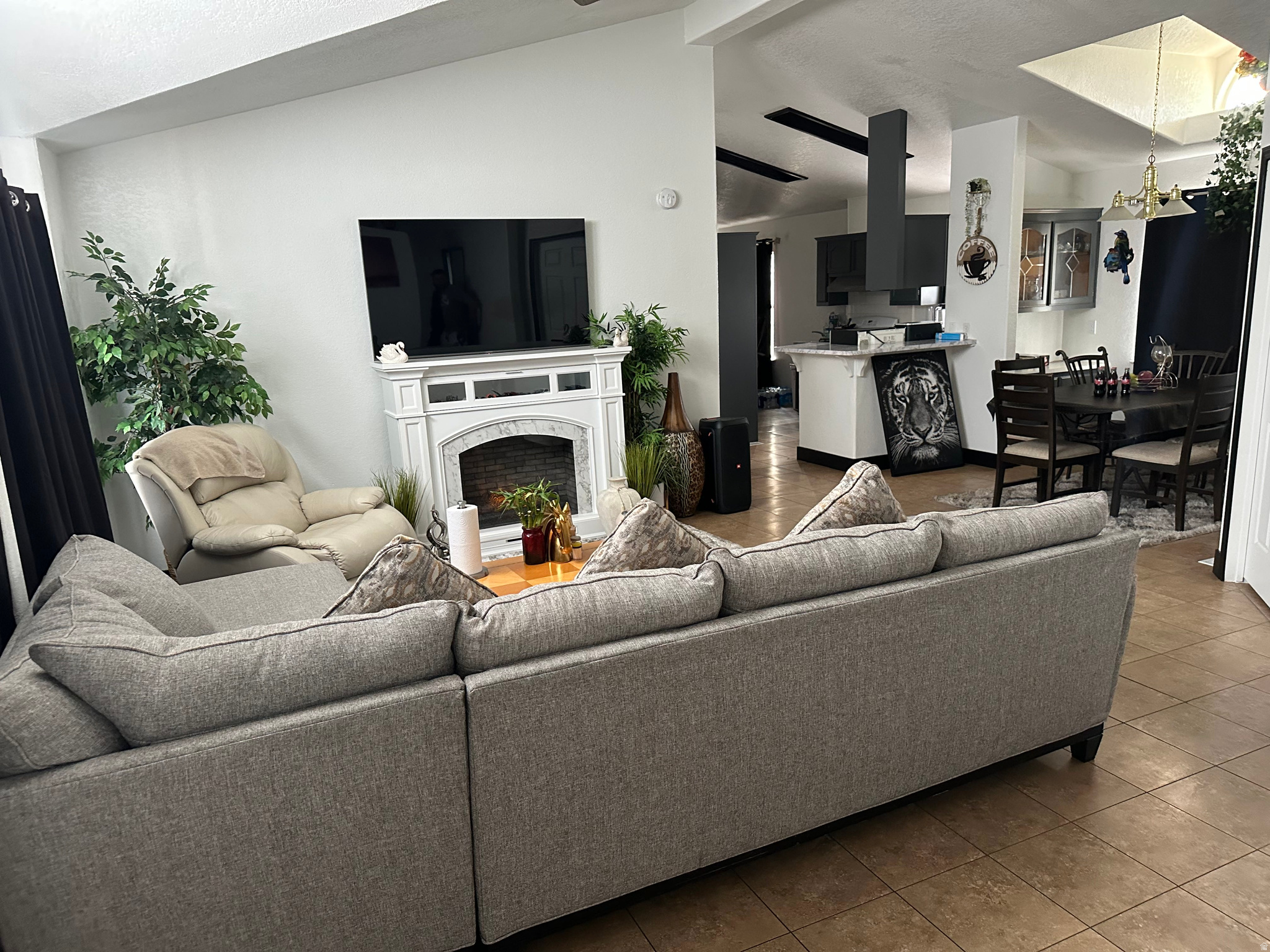 ROLLING HILLS ESTATE - Residential