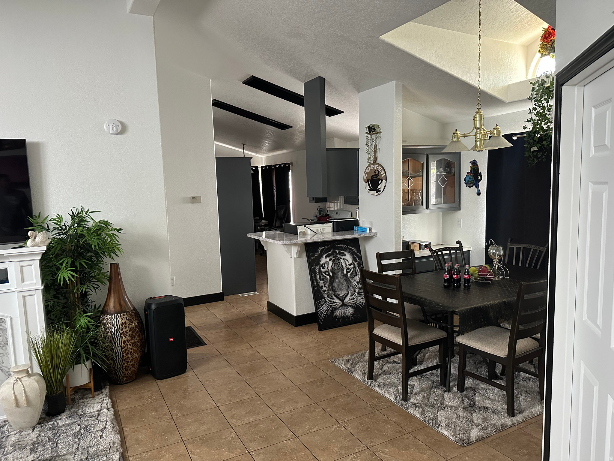 ROLLING HILLS ESTATE - Residential