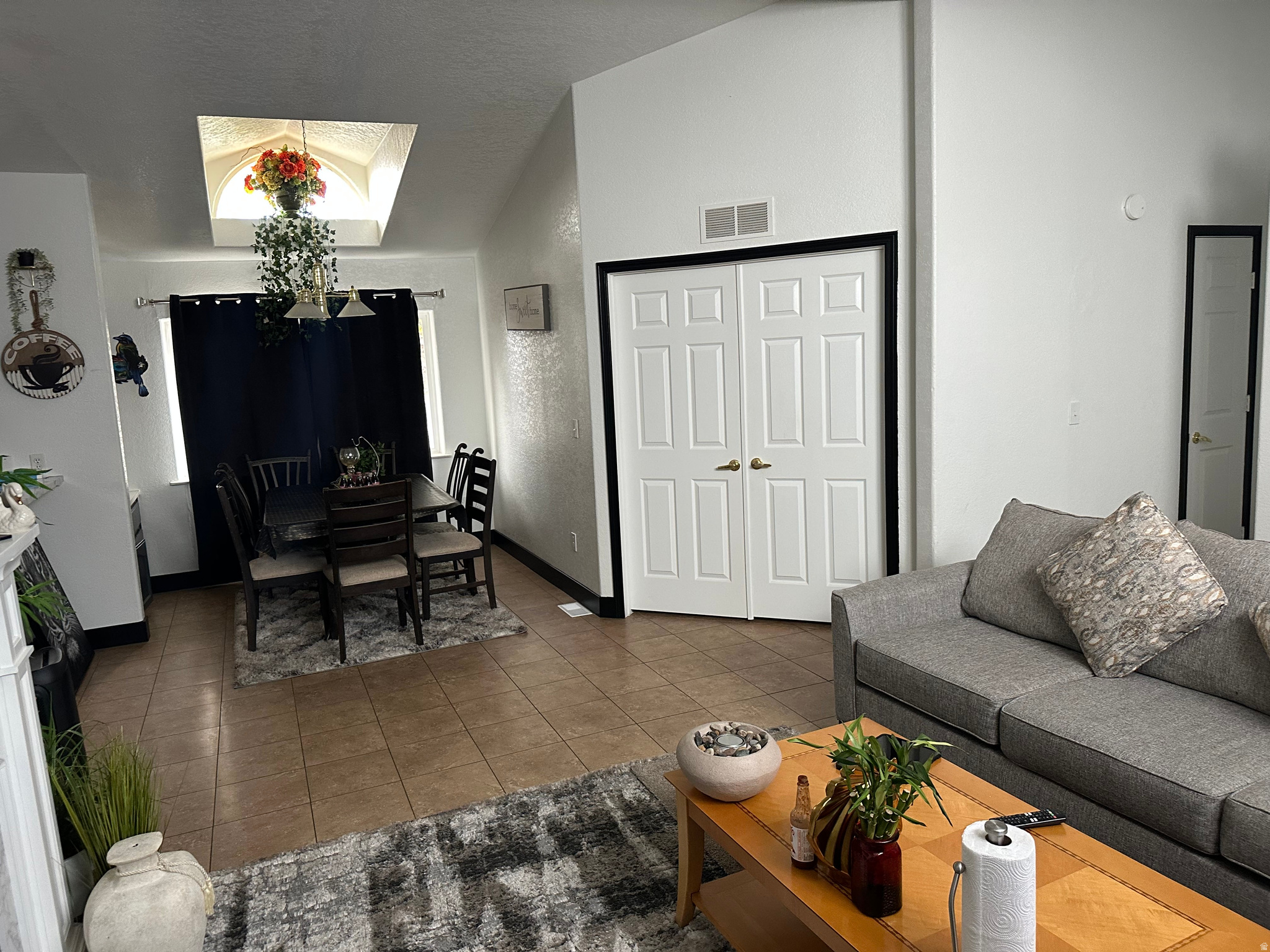 ROLLING HILLS ESTATE - Residential