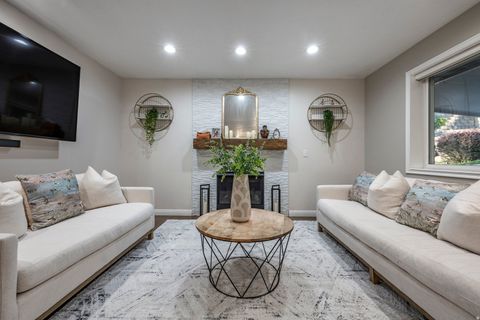 Tiny photo for 402 E ALICE MAE CIR, Farmington, UT 84025 (MLS # 2167524)