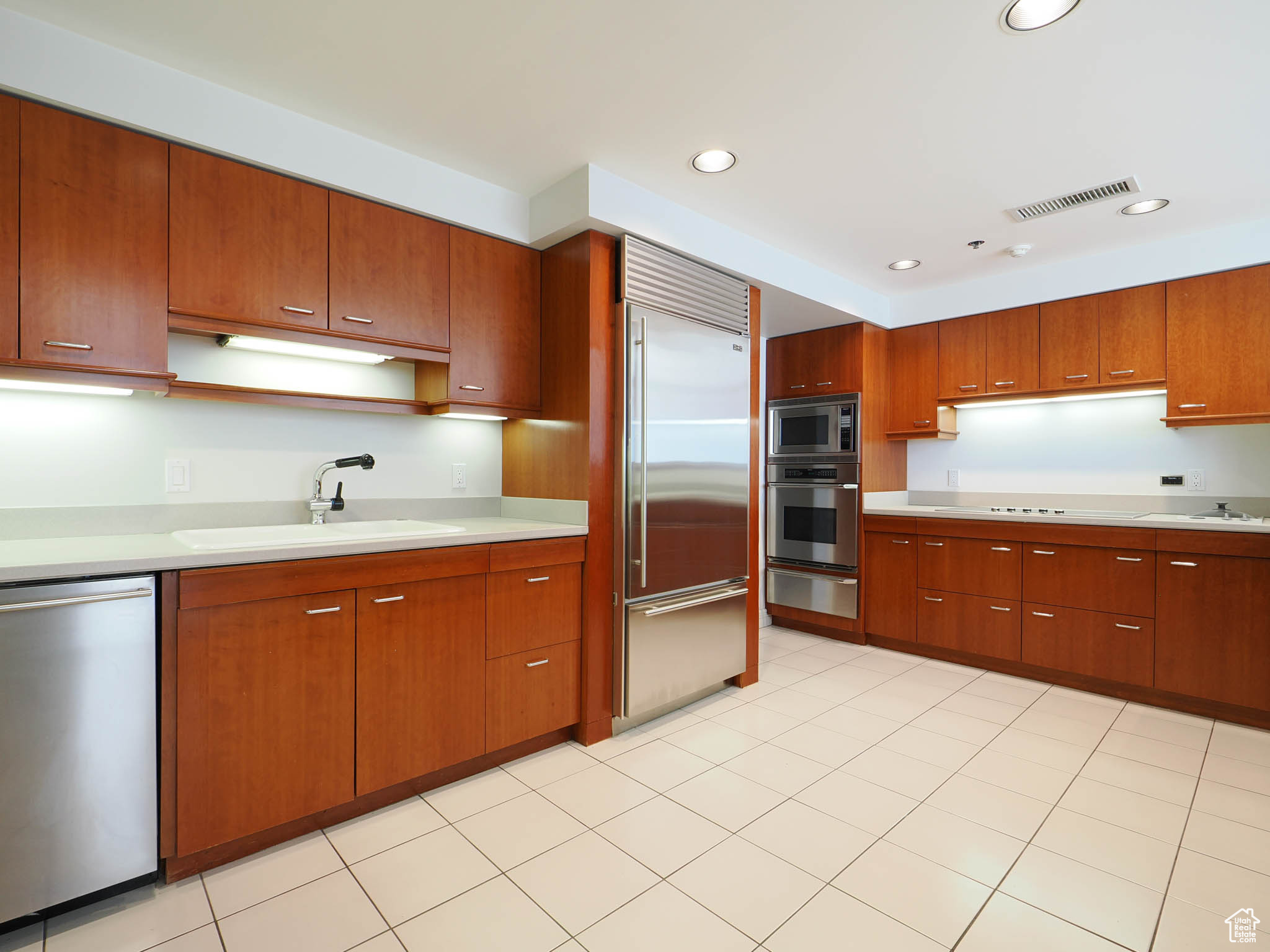 AMERICAN TOWERS CONDM - Residential