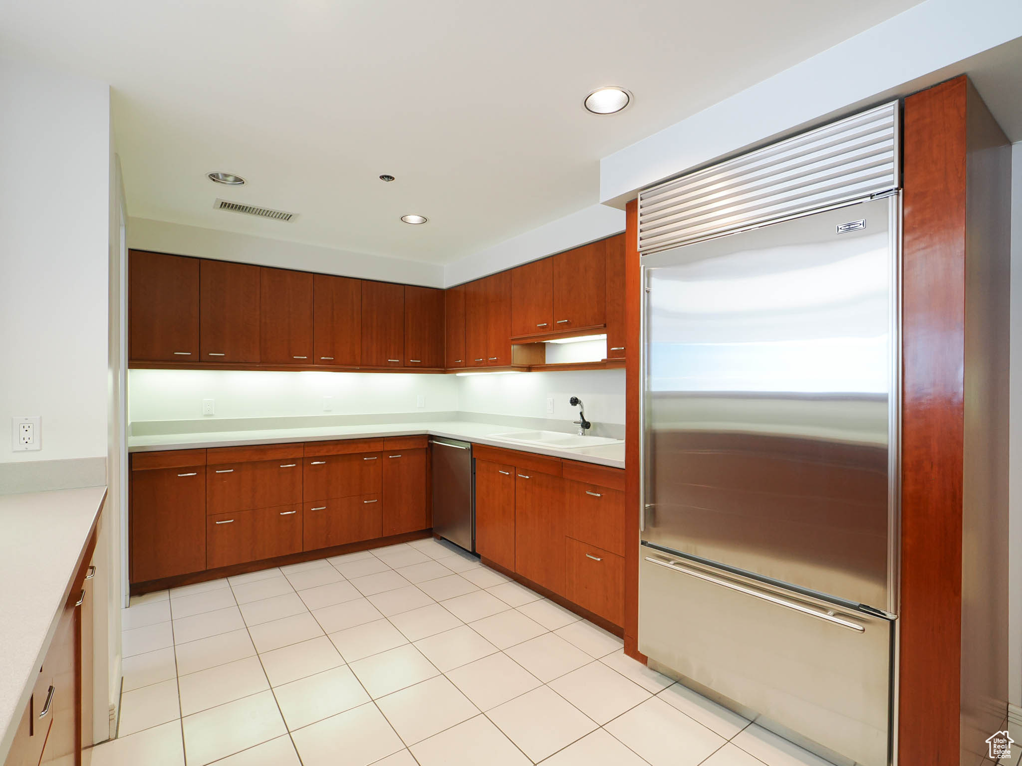 AMERICAN TOWERS CONDM - Residential