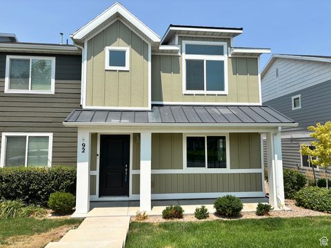 Photo of 92 E LEGACY PKWY, Saratoga Springs, UT 84045 (MLS # 2100943)