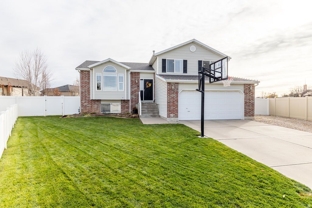 Photo of 1401 W 1930 N, Clinton, UT 84015 (MLS # 2125023)