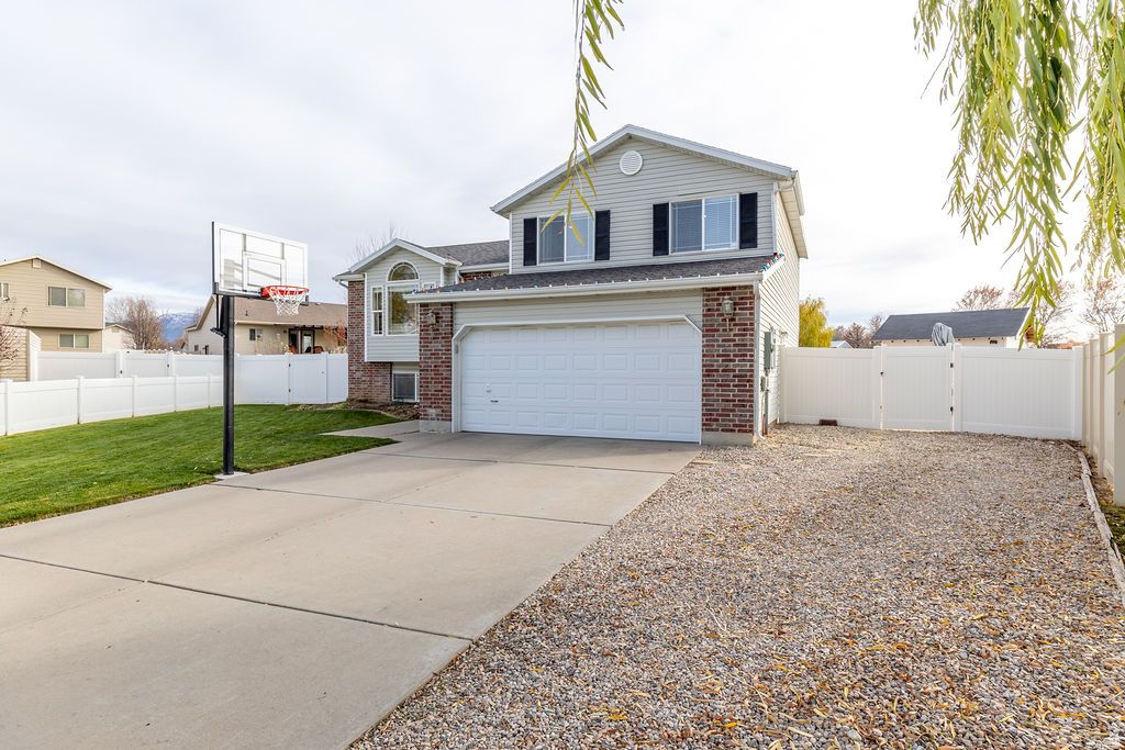 Photo of 1401 W 1930 N, Clinton, UT 84015 (MLS # 2125023)