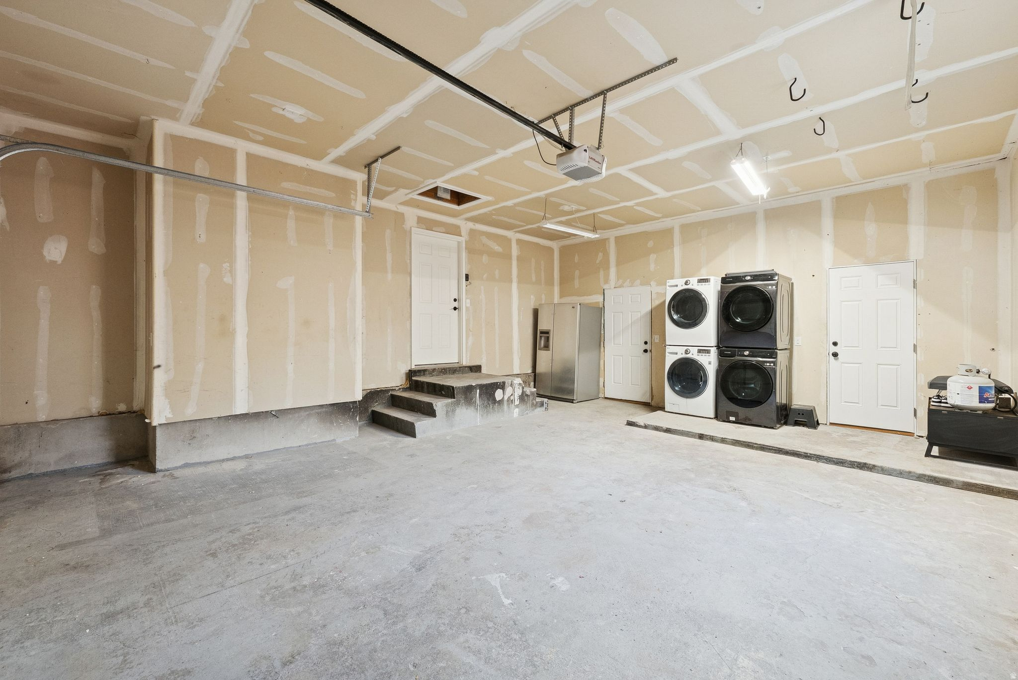 MIT-DEL ESTATES - Residential