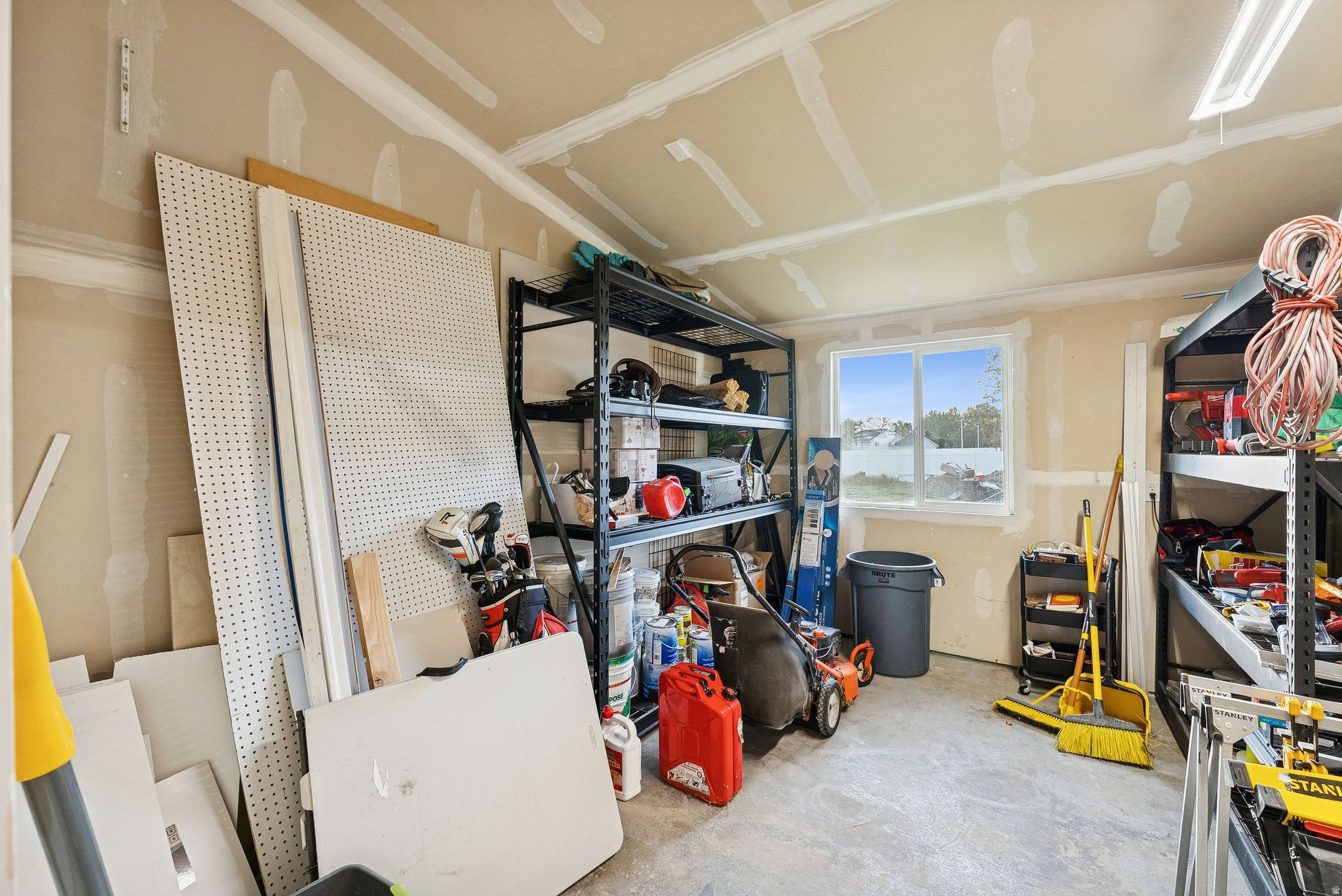 MIT-DEL ESTATES - Residential