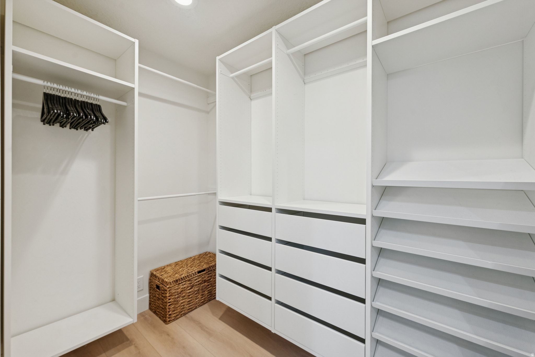 MIT-DEL ESTATES - Residential