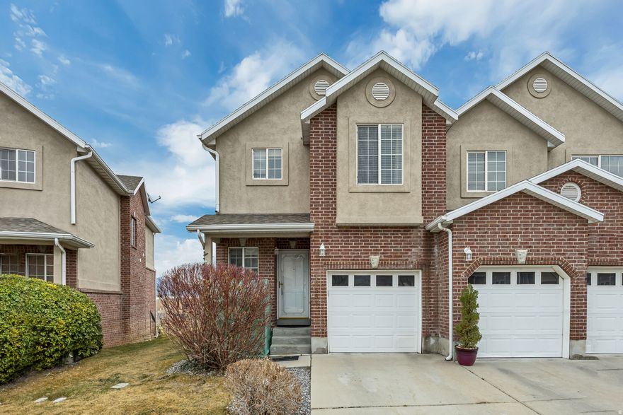 Well maintained end unit with no back neighbors.  Views of the mountains.  Fully finished basement.  Easy access to shopping, Bangerter and Day Break.