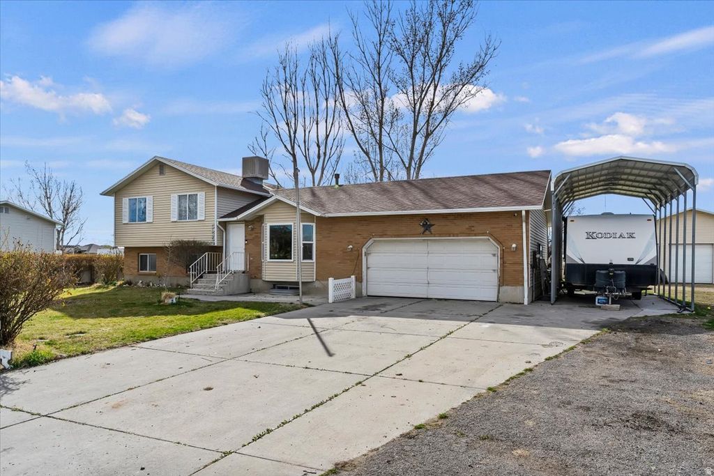 Photo of 5035 S 6150 W, Hooper, UT 84315 (MLS # 2144144)