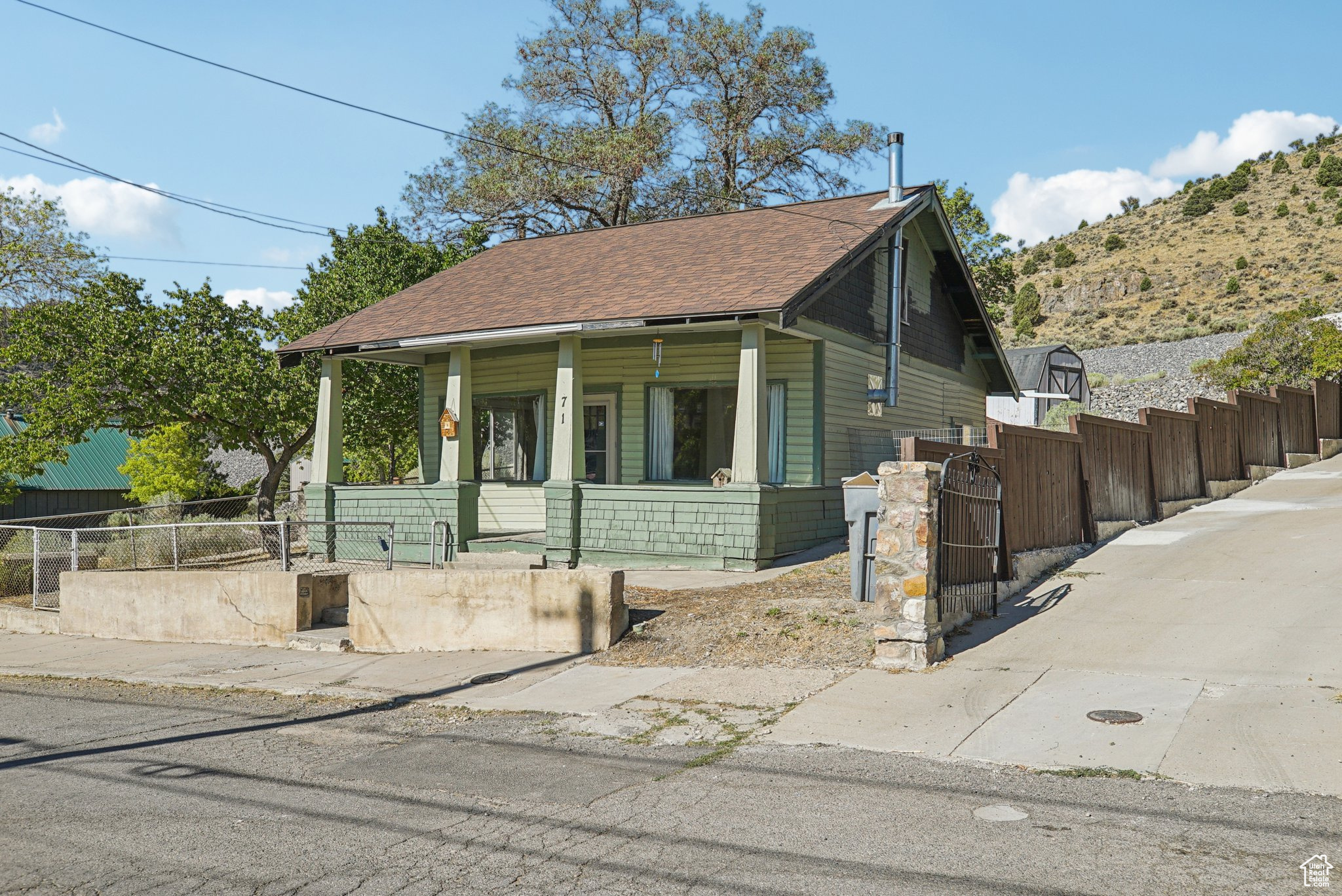 Main image without alt text