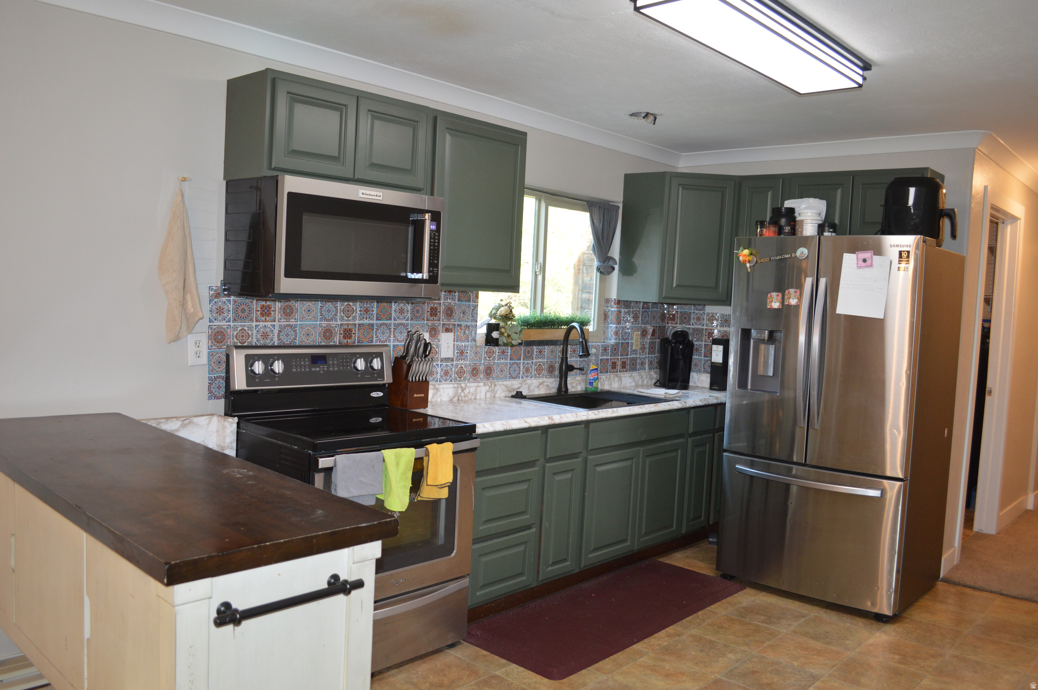 Main image without alt text