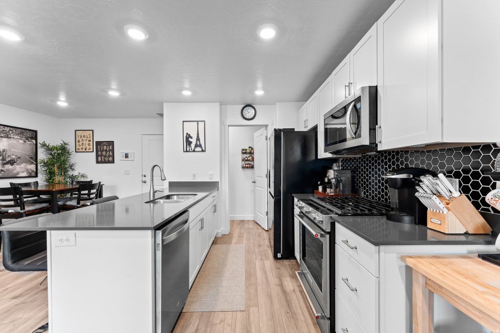 Photo of 878 N OLD RANCH RD, Lehi, UT 84043 (MLS # 2175270)