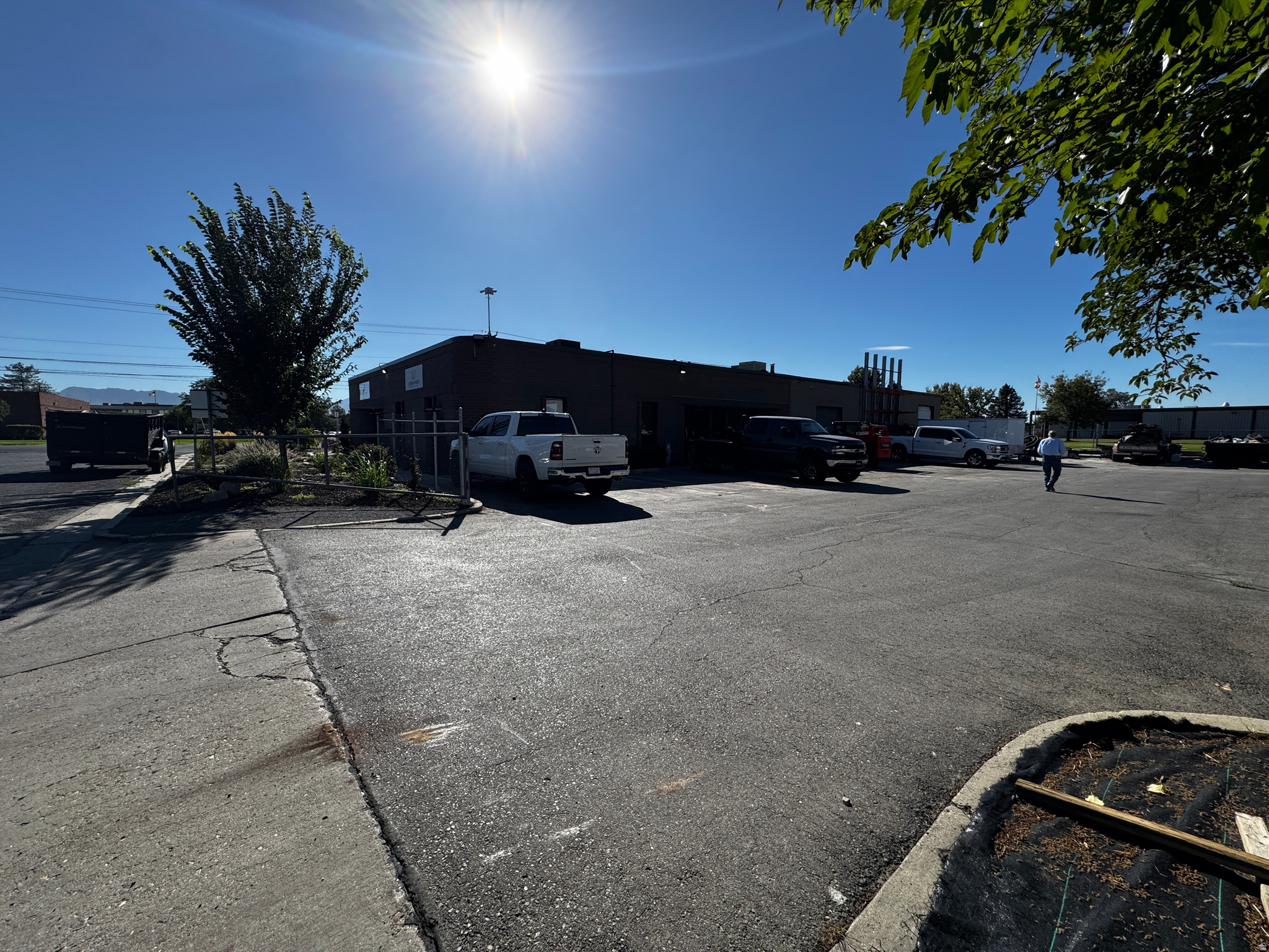 Main image without alt text