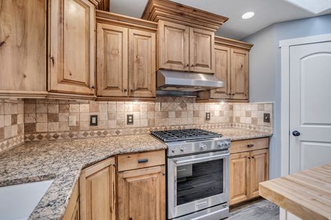 Tiny photo for 720 E 2600 N, North Ogden, UT 84414 (MLS # 2126334)